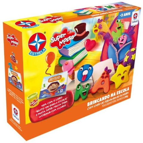 Super Massa Playing at School with a Book - Estrela